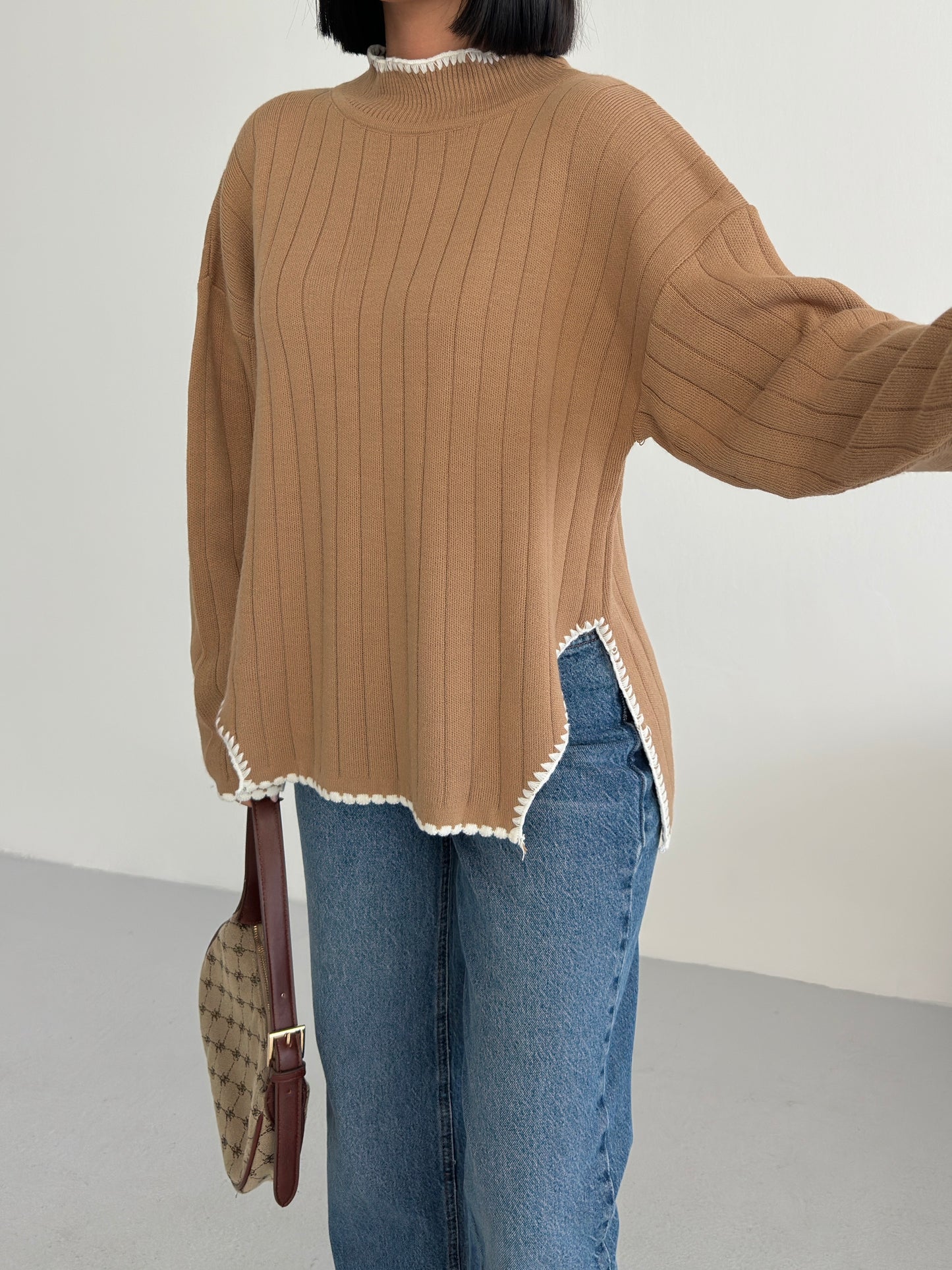 بلوزة باللون البيج