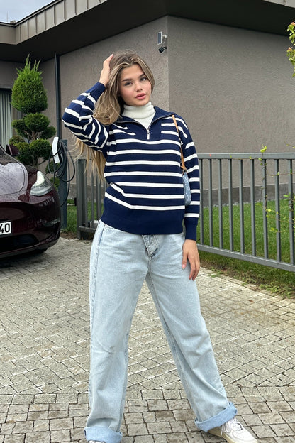 بلوزة بخطوط عريضة باللون النيلي