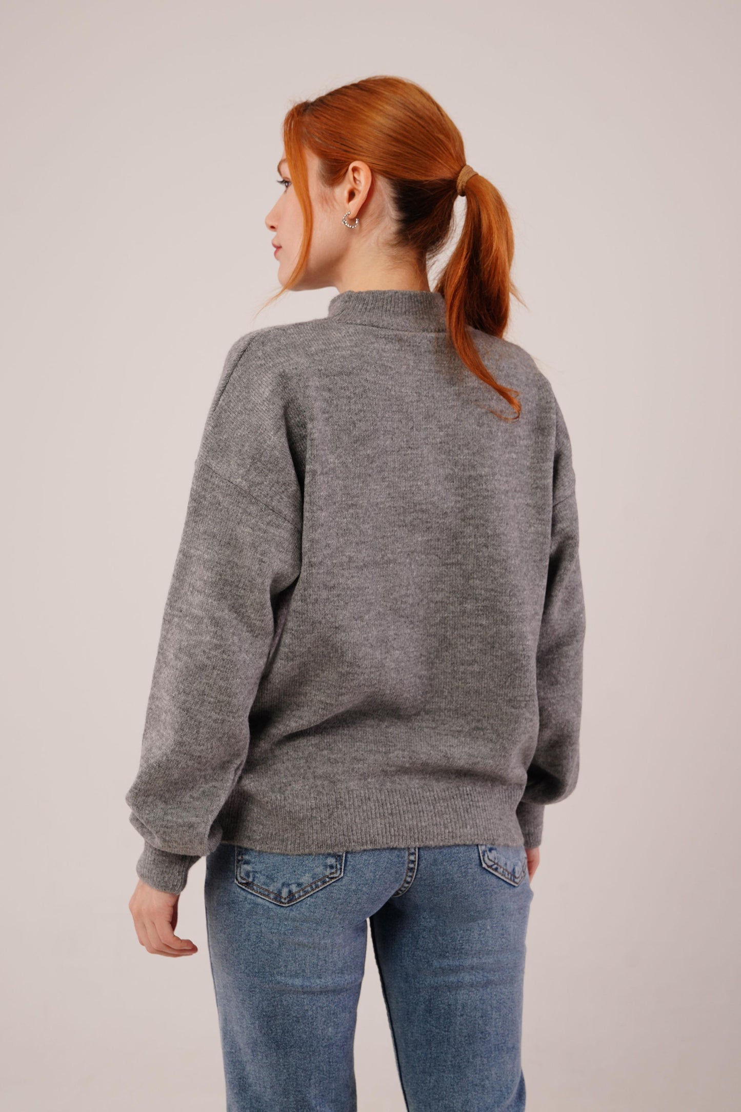 بلوزة صوف قصيرة باللون الرصاصي