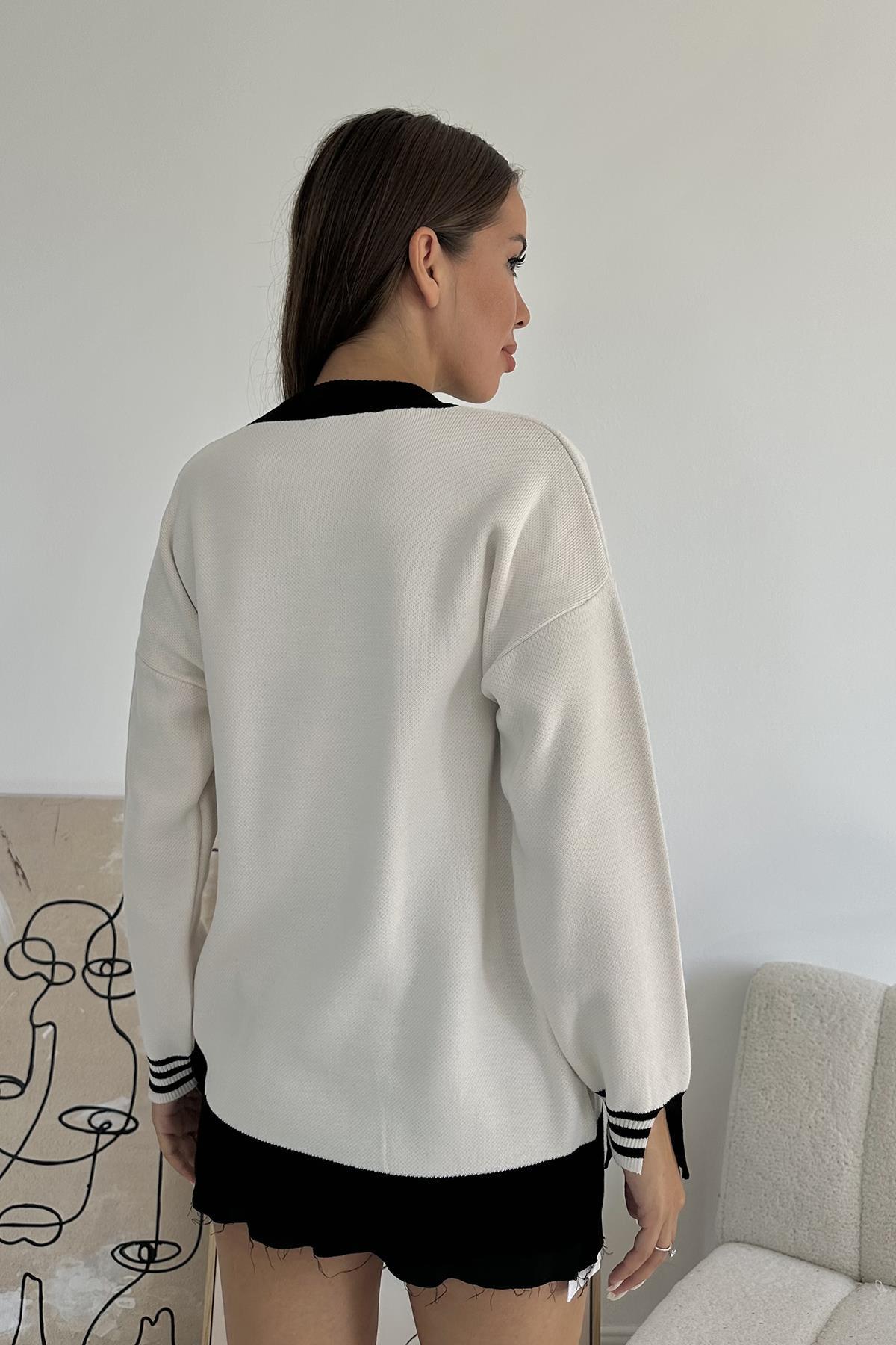 بلوزة صوف بيضاء بتفاصيل جميلة باللون الاسود