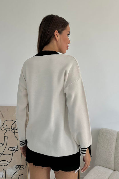 بلوزة صوف بيضاء بتفاصيل جميلة باللون الاسود