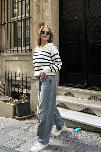 بلوزة بخطوط عريضة باللون الأبيض