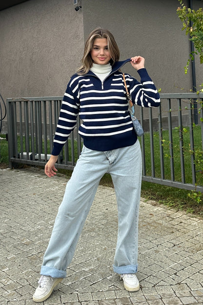 بلوزة بخطوط عريضة باللون النيلي