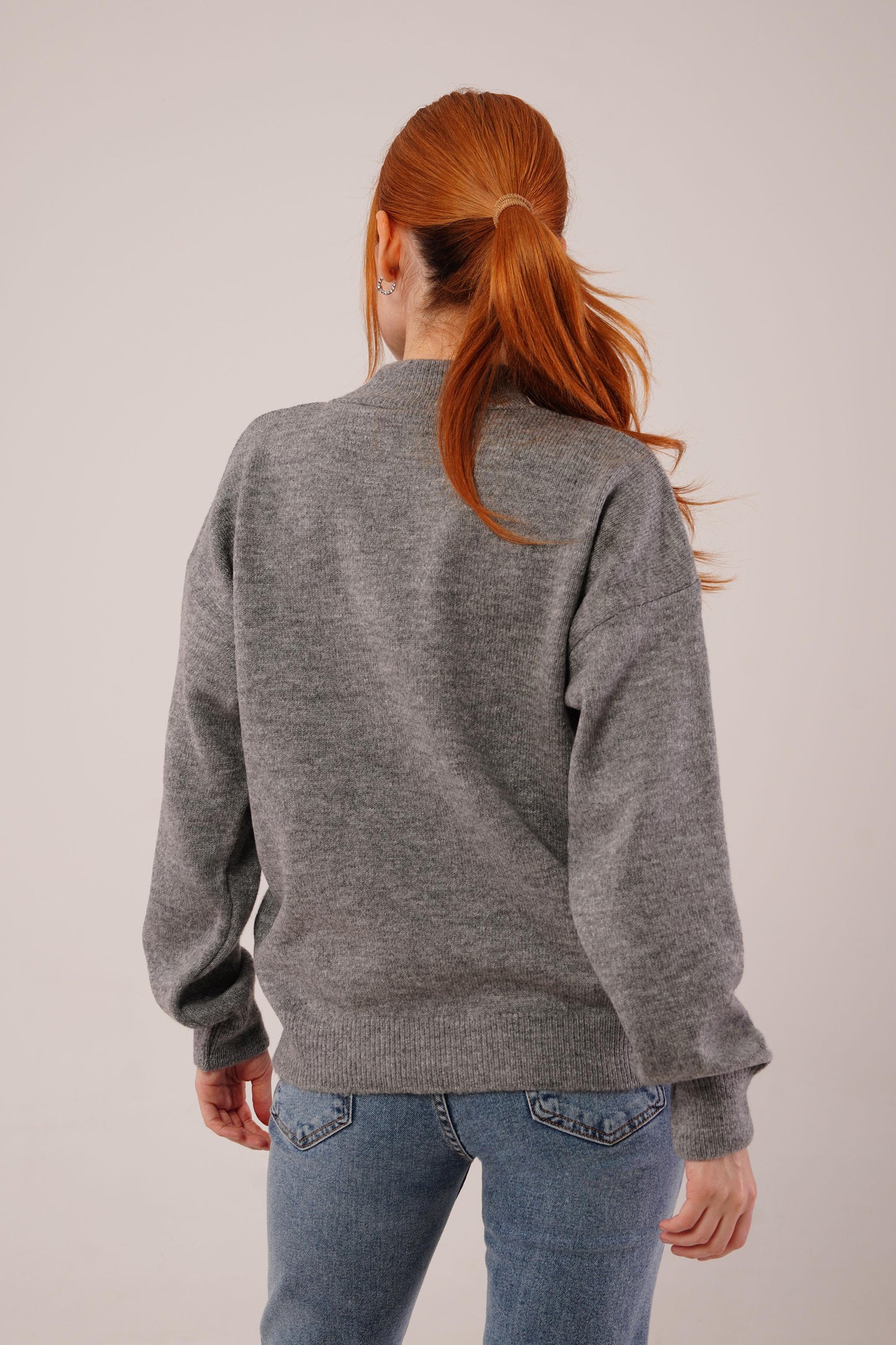 بلوزة صوف قصيرة باللون الرصاصي